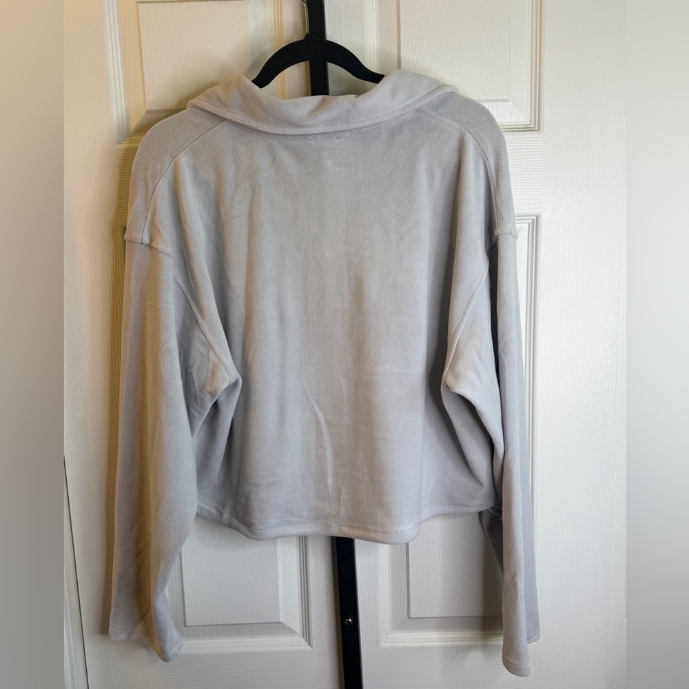 Le Lis Light Gray Sweatshirt, size Large, NWT - Picture 3 of 5